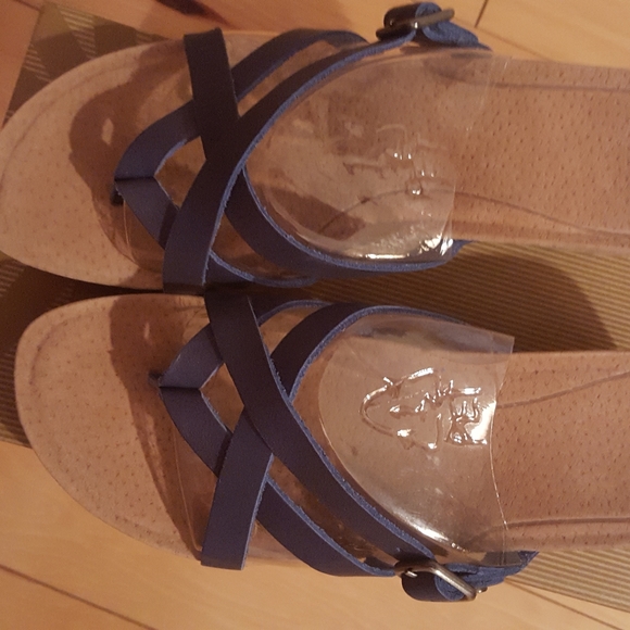 NWT Ugg Adalie wedge sandal - Picture 2 of 2